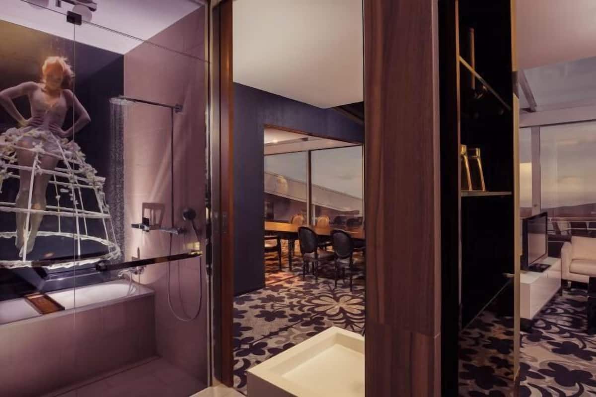 Literie de qualité supérieure, coffres-forts dans les chambres, bureau