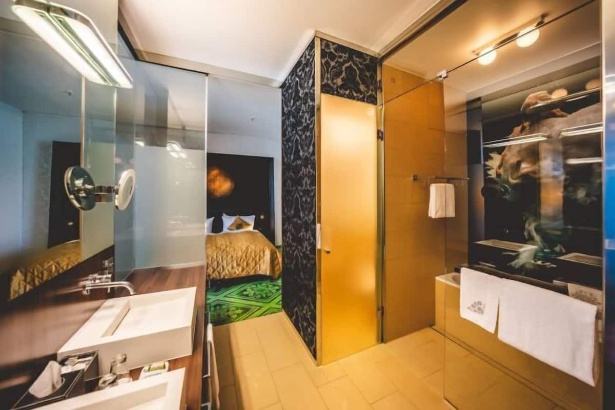Premium bedding, in-room safe, desk, blackout curtains