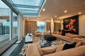 Queen Suite with Roof Terrace | In-room dining
