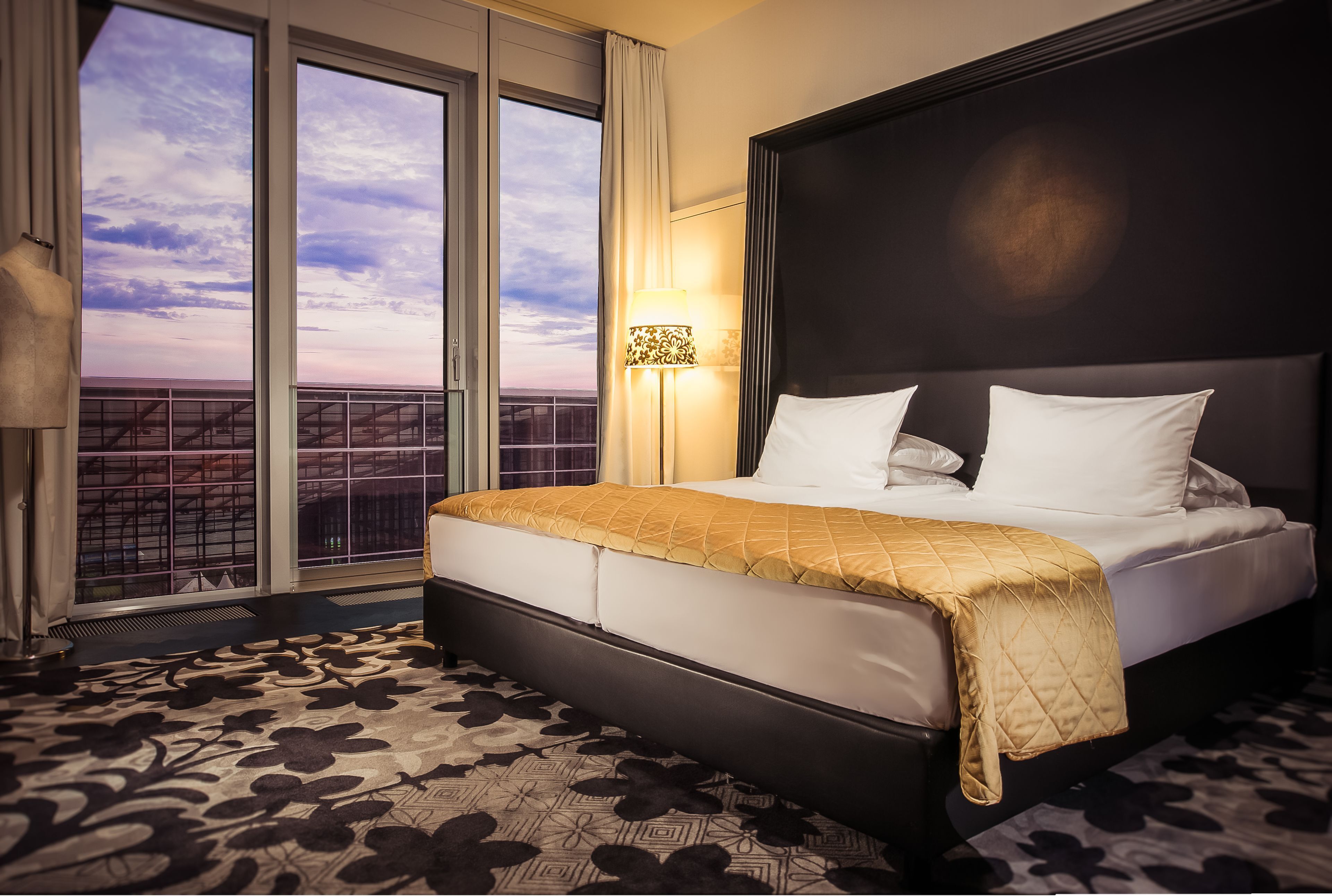 Luxe beddengoed, een kluis op de kamer, een bureau