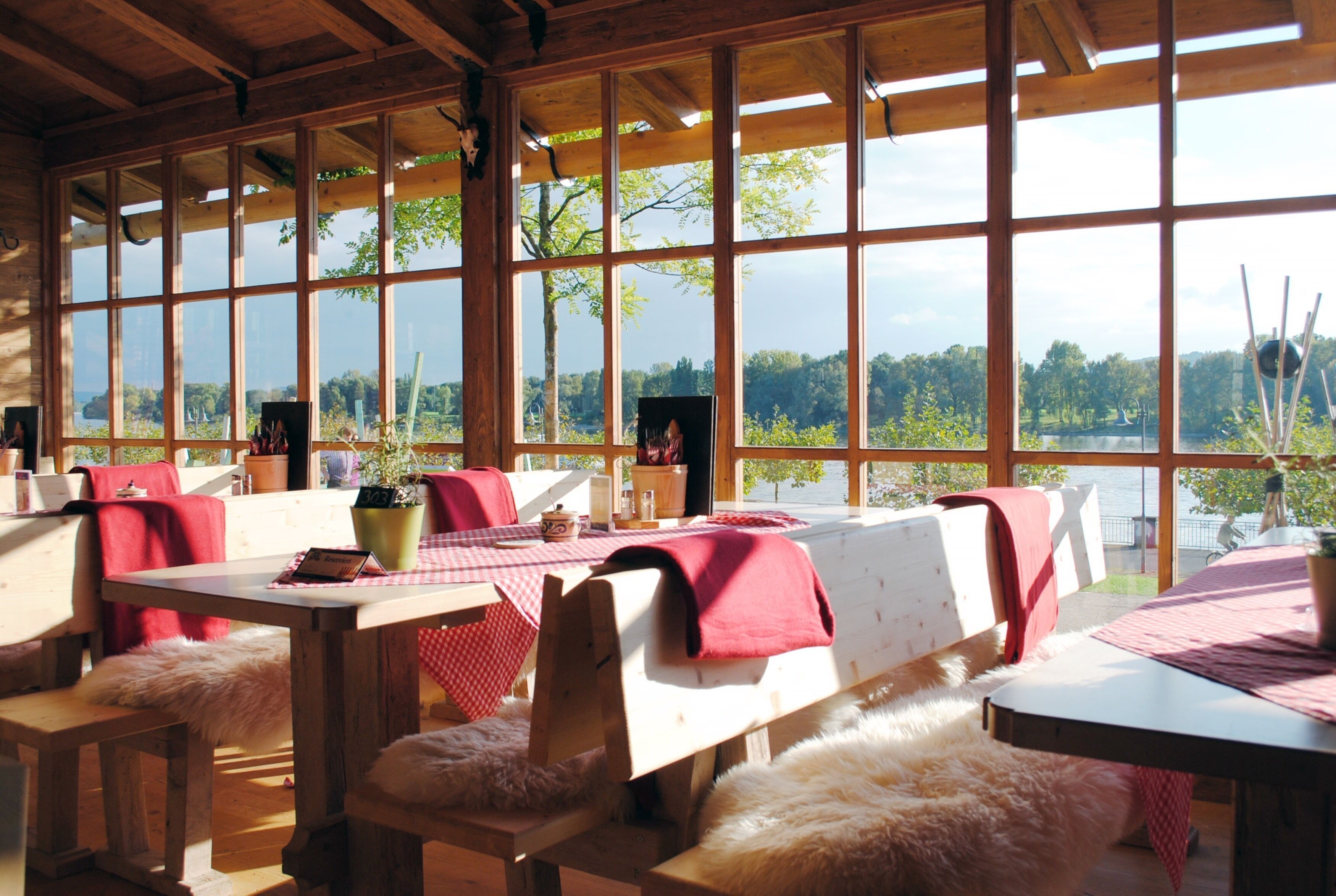 3 restoran, sarapan, makan tengah hari dihidangkan; masakan Jepun