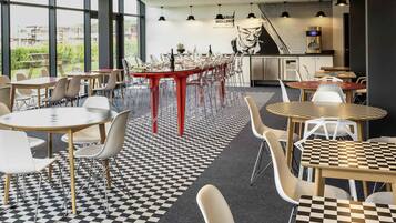 Petit déjeuner et dîner servis sur place, spécialités Cuisine française