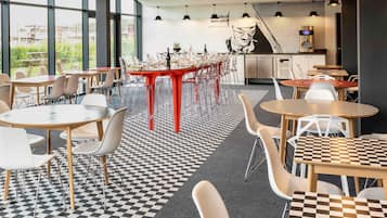 Breakfast and dinner served, French cuisine