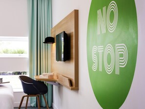 办公桌、遮光窗帘、隔音、熨斗/熨板