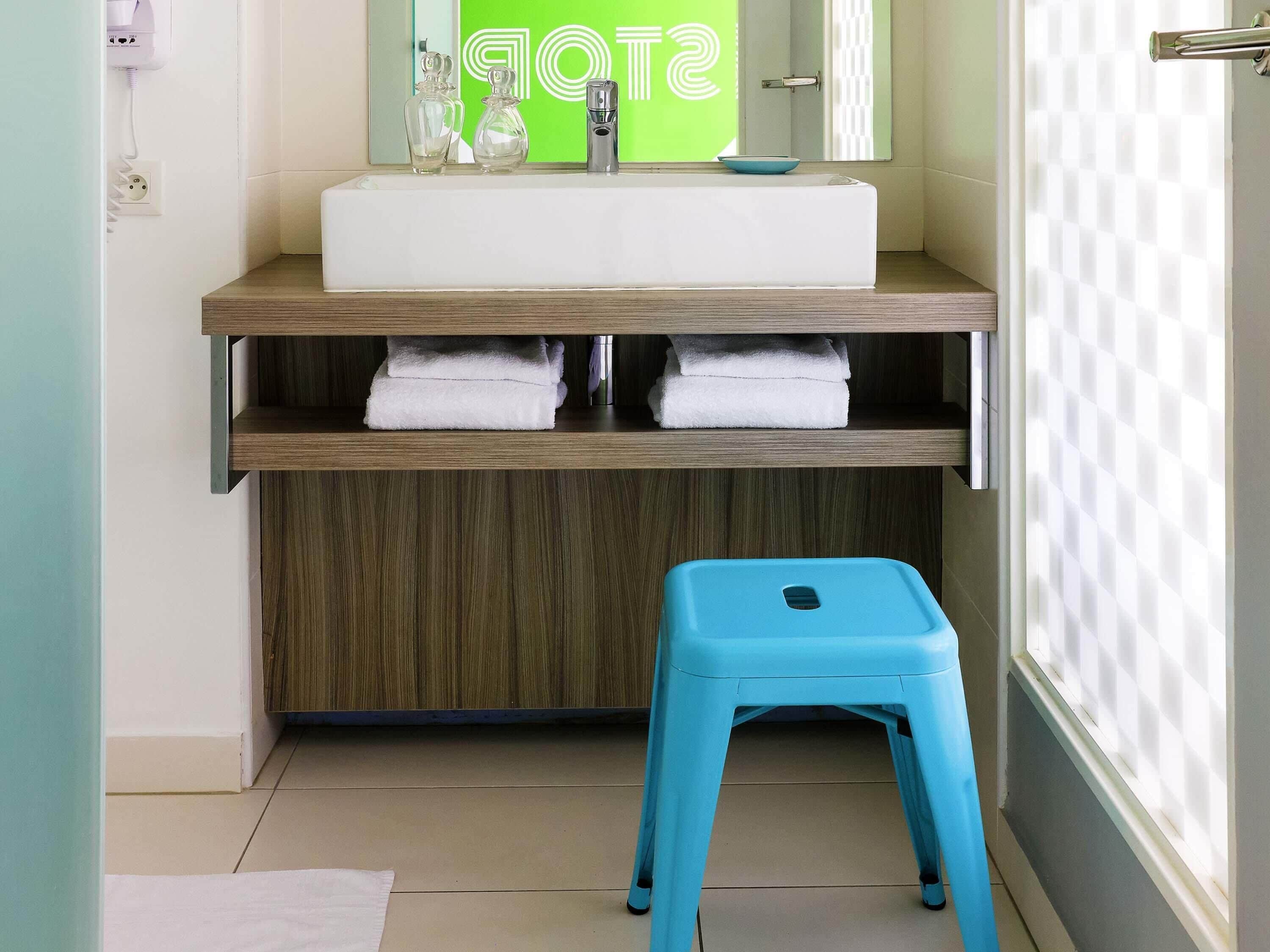 standard room, 1 double bed | desk, blackout curtains, soundproofing, iron/ironing board