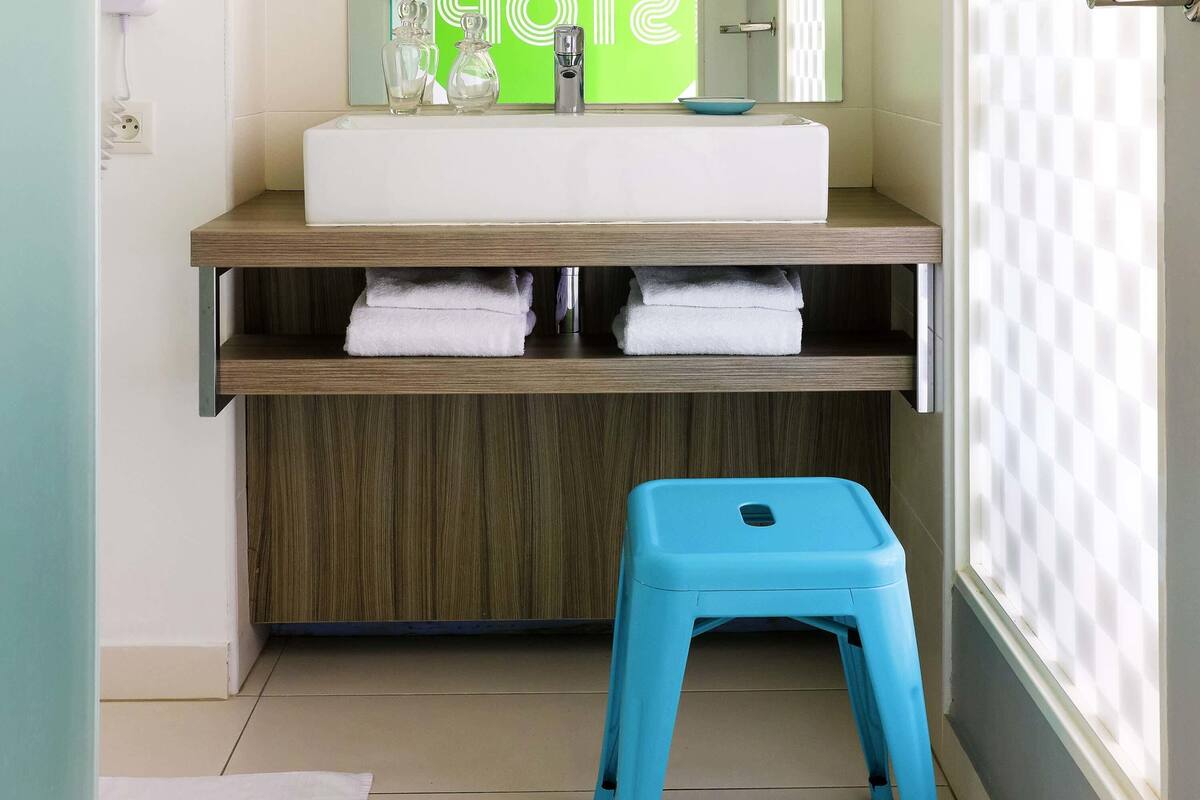 standard room, 1 double bed | desk, blackout curtains, soundproofing, iron/ironing board