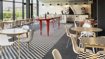 Petit déjeuner et dßner servis sur place