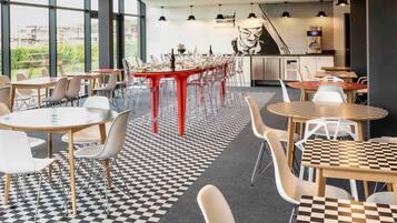 Breakfast and dinner served, French cuisine