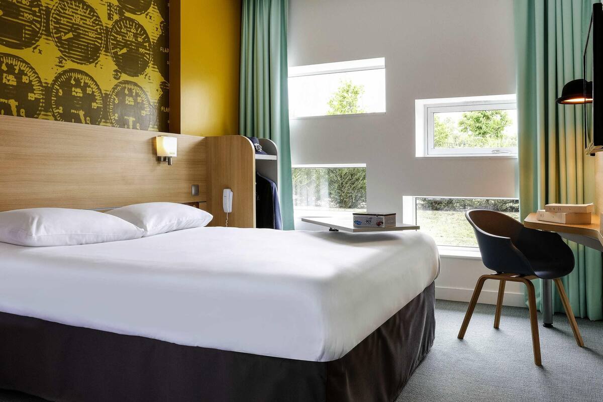 standard room, 1 double bed | desk, blackout curtains, soundproofing, iron/ironing board