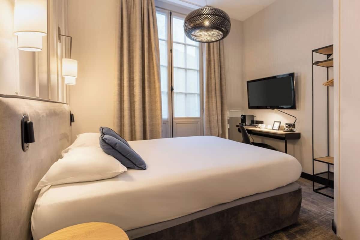 Habitación estándar, 1 cama matrimonial, para no fumadores | Cortinas blackout, insonorización y tabla de planchar con plancha