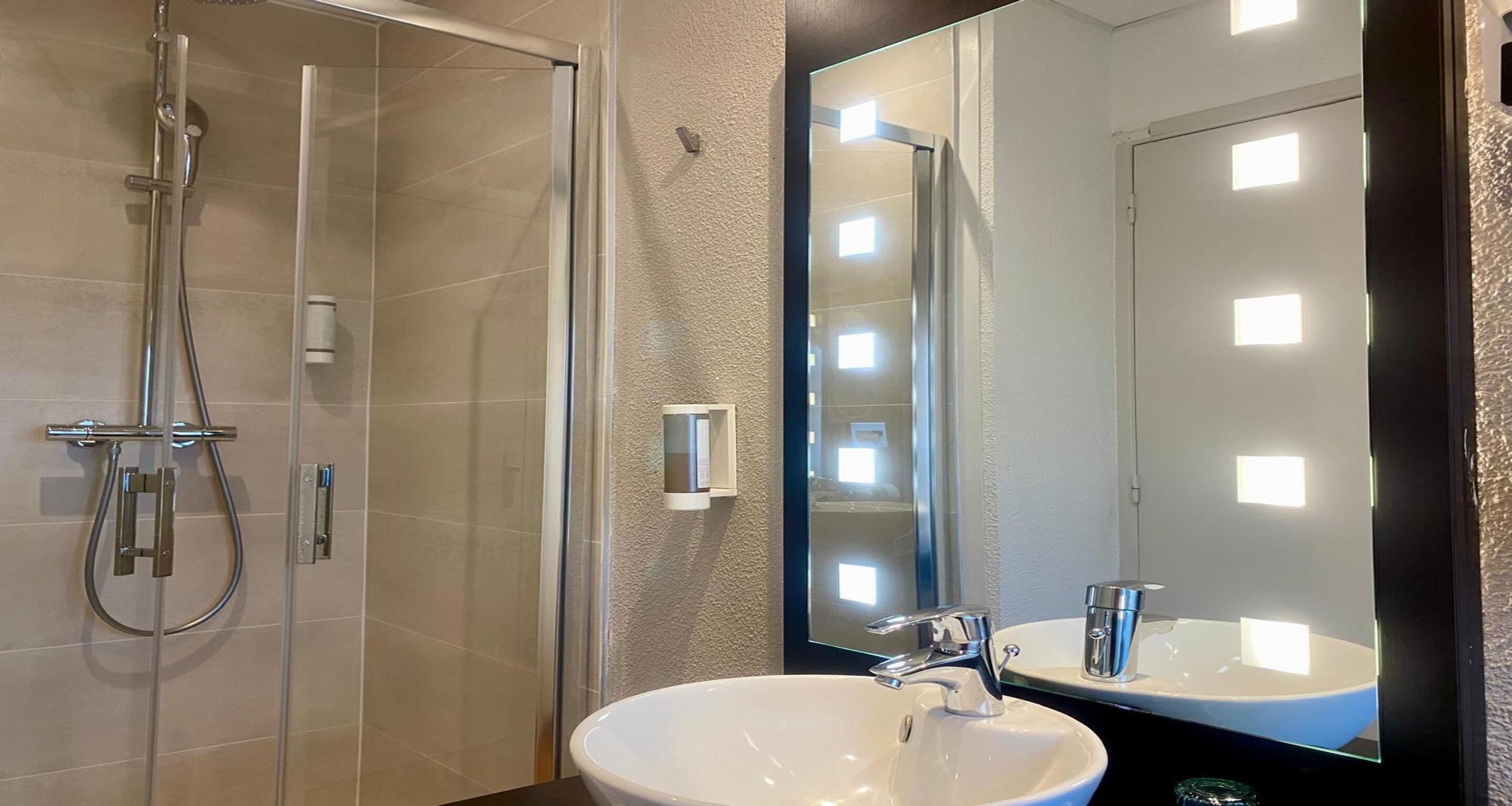 スタンダード ルーム ダブルベッド 1 台 禁煙 | バスルーム | シャワー、ヘアドライヤー、タオル