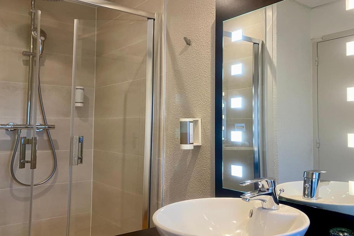 Standard Room, 1 Double Bed, Non Smoking | Bathroom | Shower, hair dryer, towels
