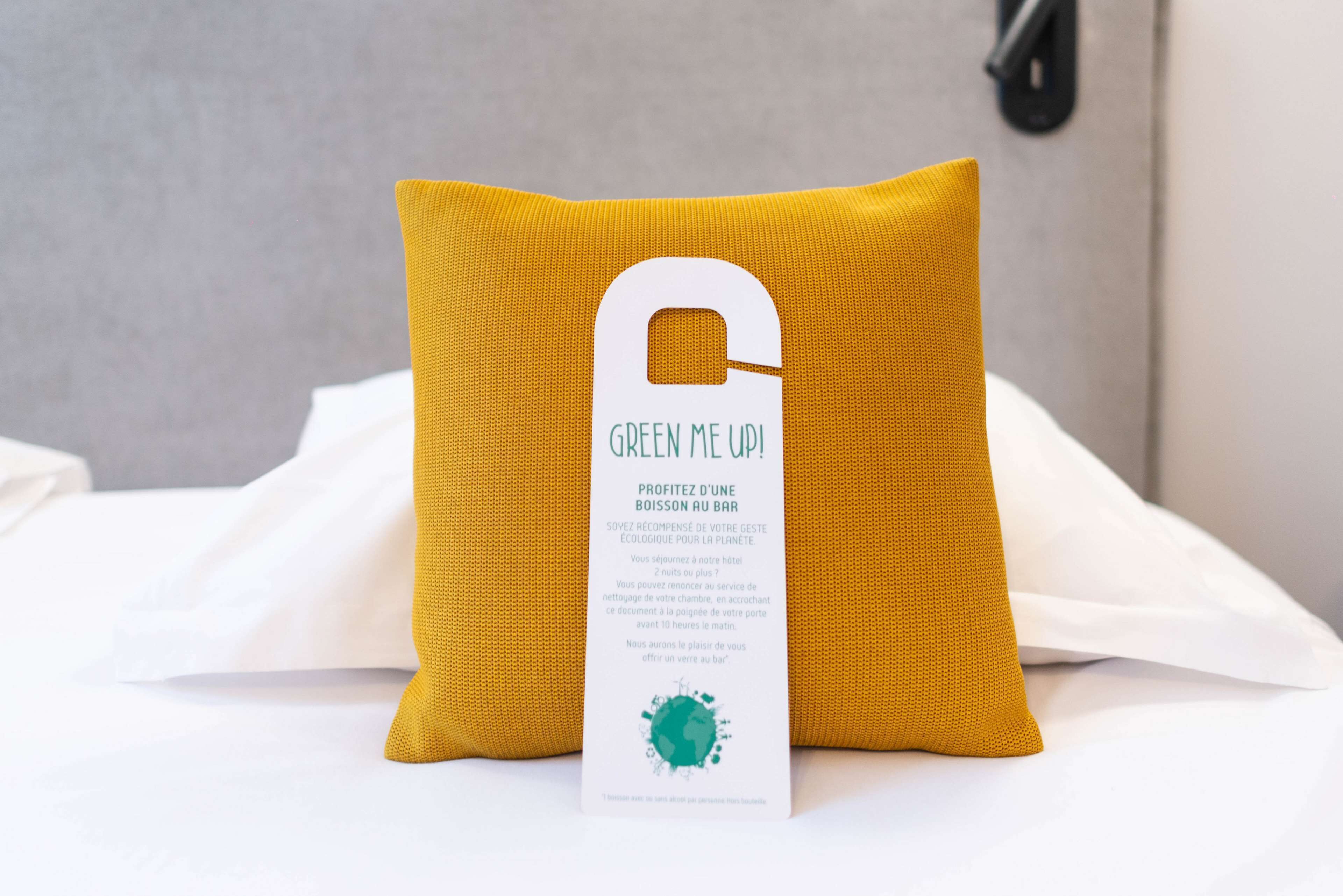 deluxe room, 1 king bed, non smoking | blackout curtains, soundproofing, travel cot, bed sheets