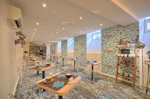 Café da manhã com buffet todos os dias (EUR 14 por pessoa)