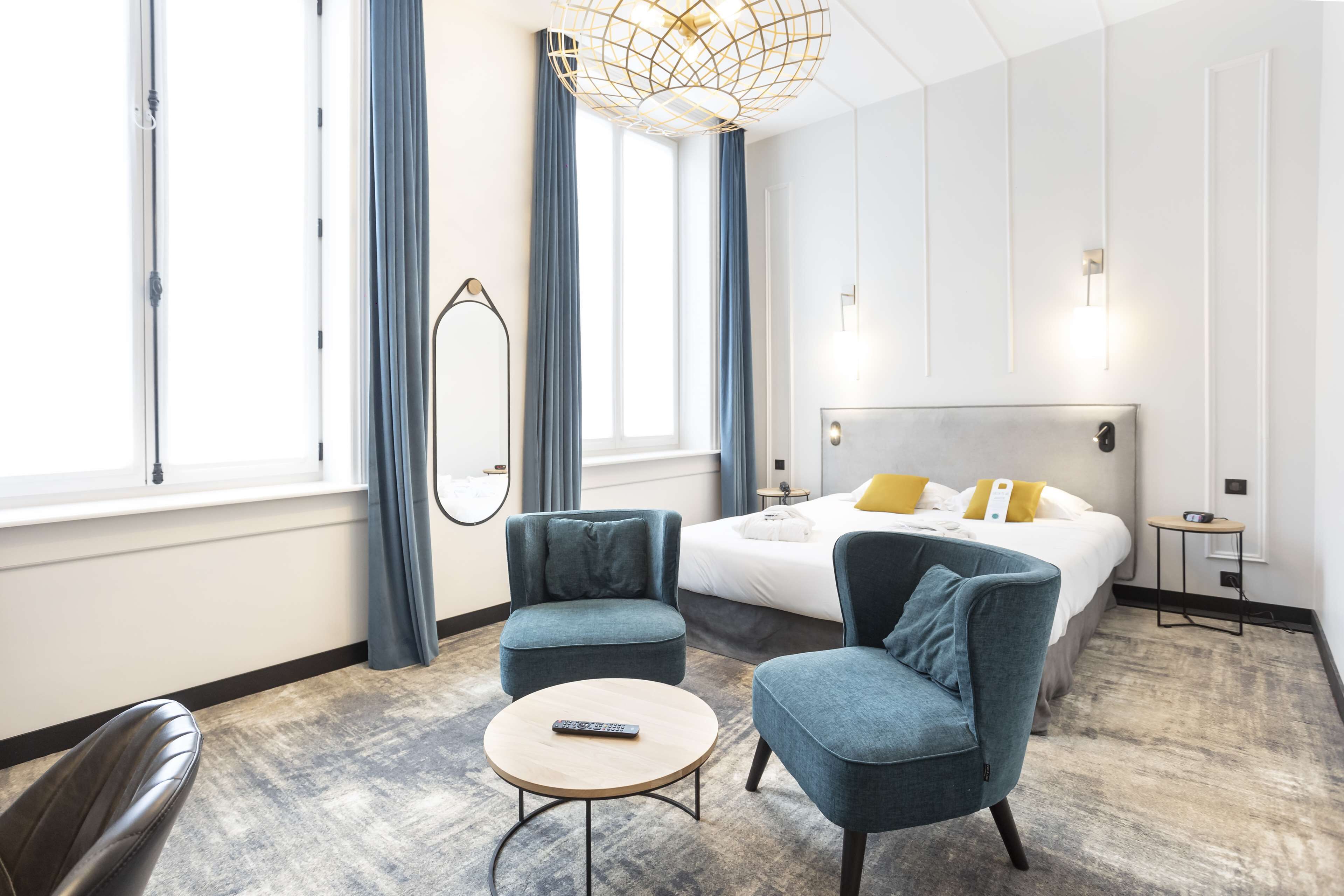 deluxe room, 1 king bed, non smoking | blackout curtains, soundproofing, travel cot, bed sheets