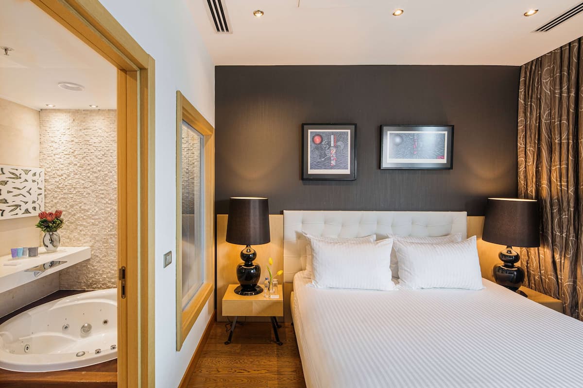 suite, 1 king bed, non smoking, terrace | premium bedding, minibar, in-room safe, desk