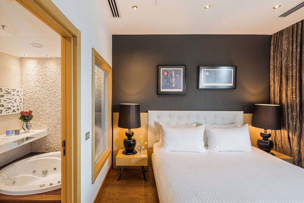 Suite, 1 kingsize bed, niet-roken, terras | Luxe beddengoed, een minibar, een kluis op de kamer, een bureau