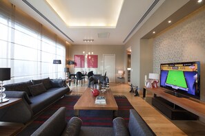 Presidential Room, 1 King Bed, Non Smoking | Living room | 32-inch LCD TV with satellite channels, TV, iPod dock - Wyndham Ankara (Ankara)