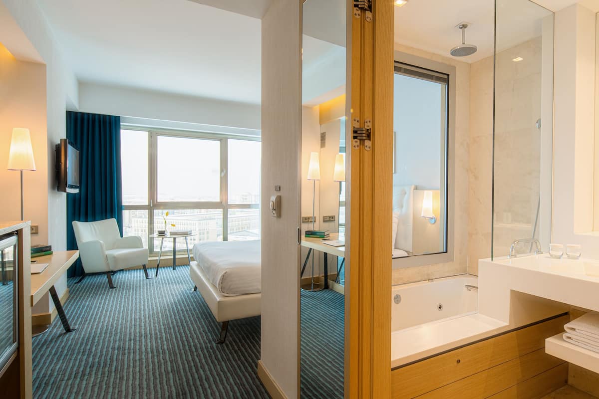 premium bedding, minibar, in-room safe, desk