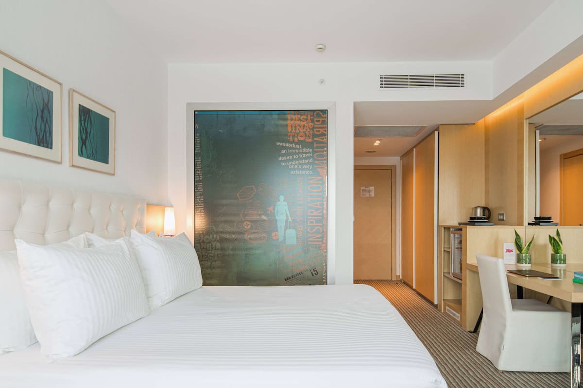 Standaard kamer, 1 kingsize bed, roken | Luxe beddengoed, een minibar, een kluis op de kamer, een bureau