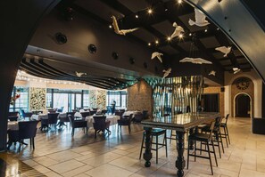 2 Restaurants; Mittagessen und Abendessen werden serviert
