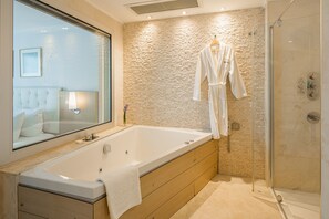 雨淋花灑、環保梳洗用品、風筒、浴袍
