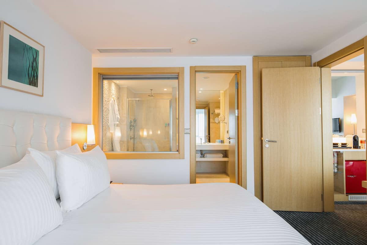 Luxe beddengoed, een minibar, een kluis op de kamer, een bureau