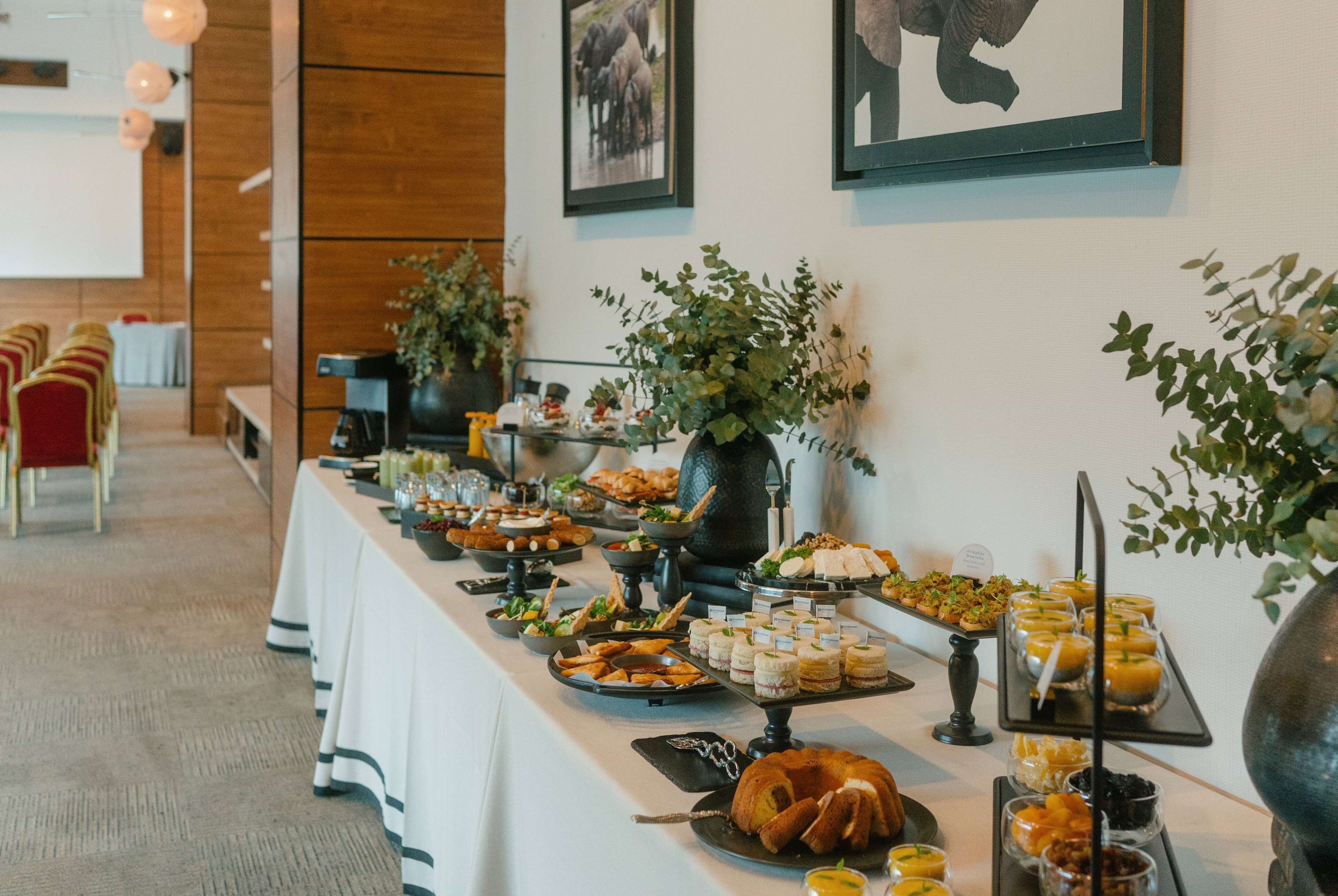 Una mesa de buffet con distintos alimentos y una estación de café.