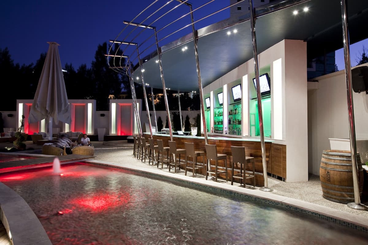 2 restaurants, lunch, dinner served; international cuisine