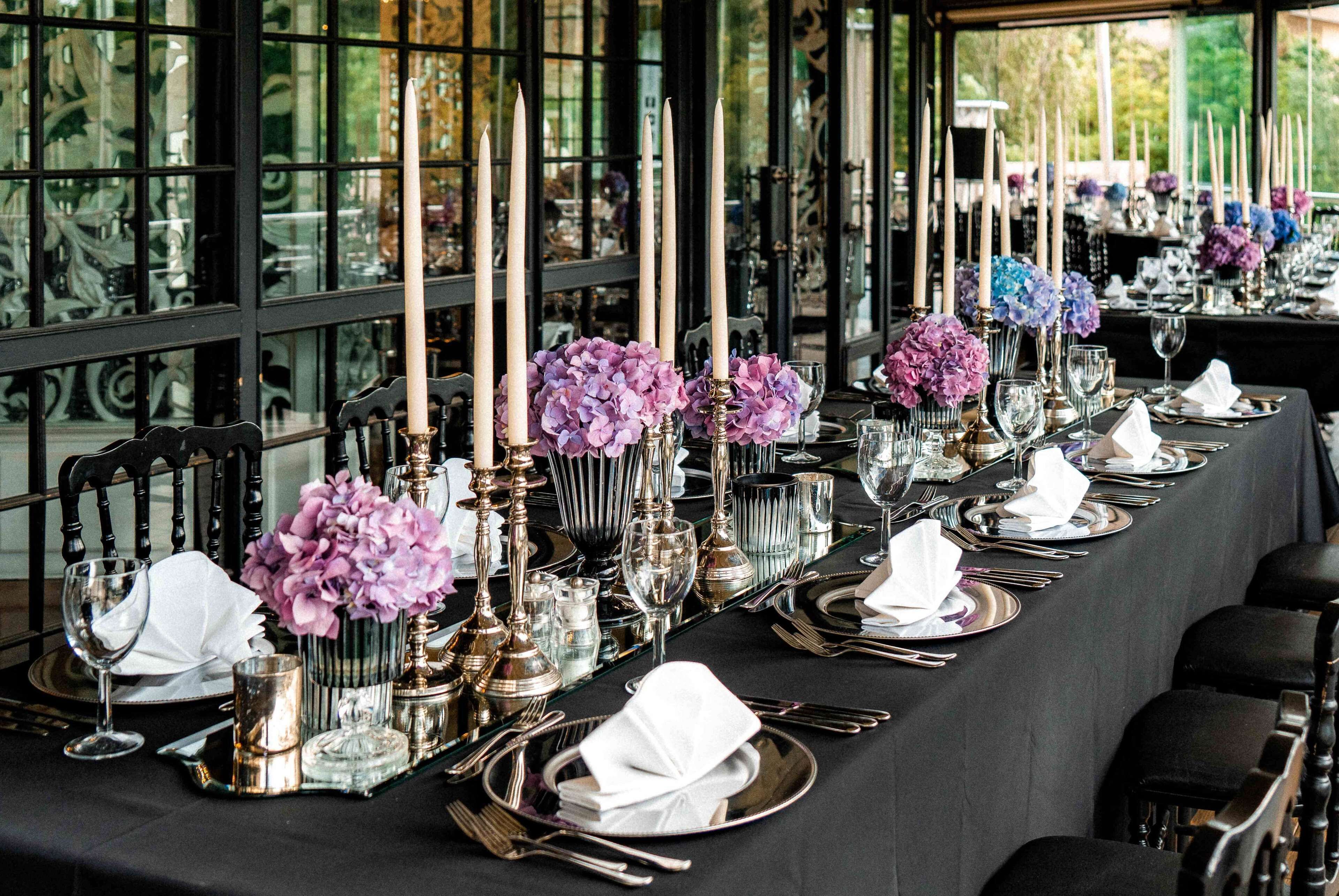 2 restaurants; lunch and dinner served