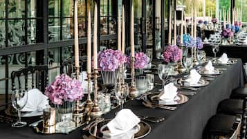 2 restaurants; lunch and dinner served