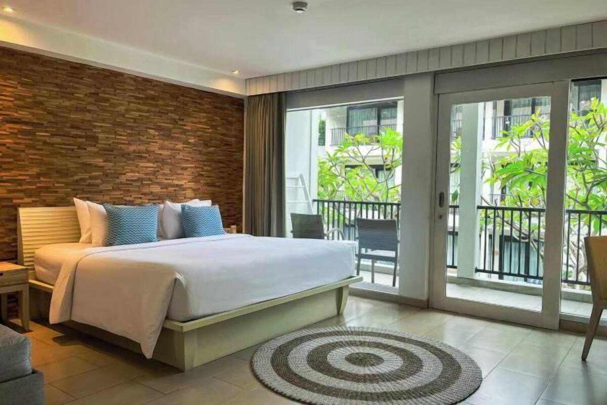 Minibar, in-room safe, desk, iron/ironing board