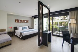Minibar, caja de seguridad en la habitación y escritorio 
