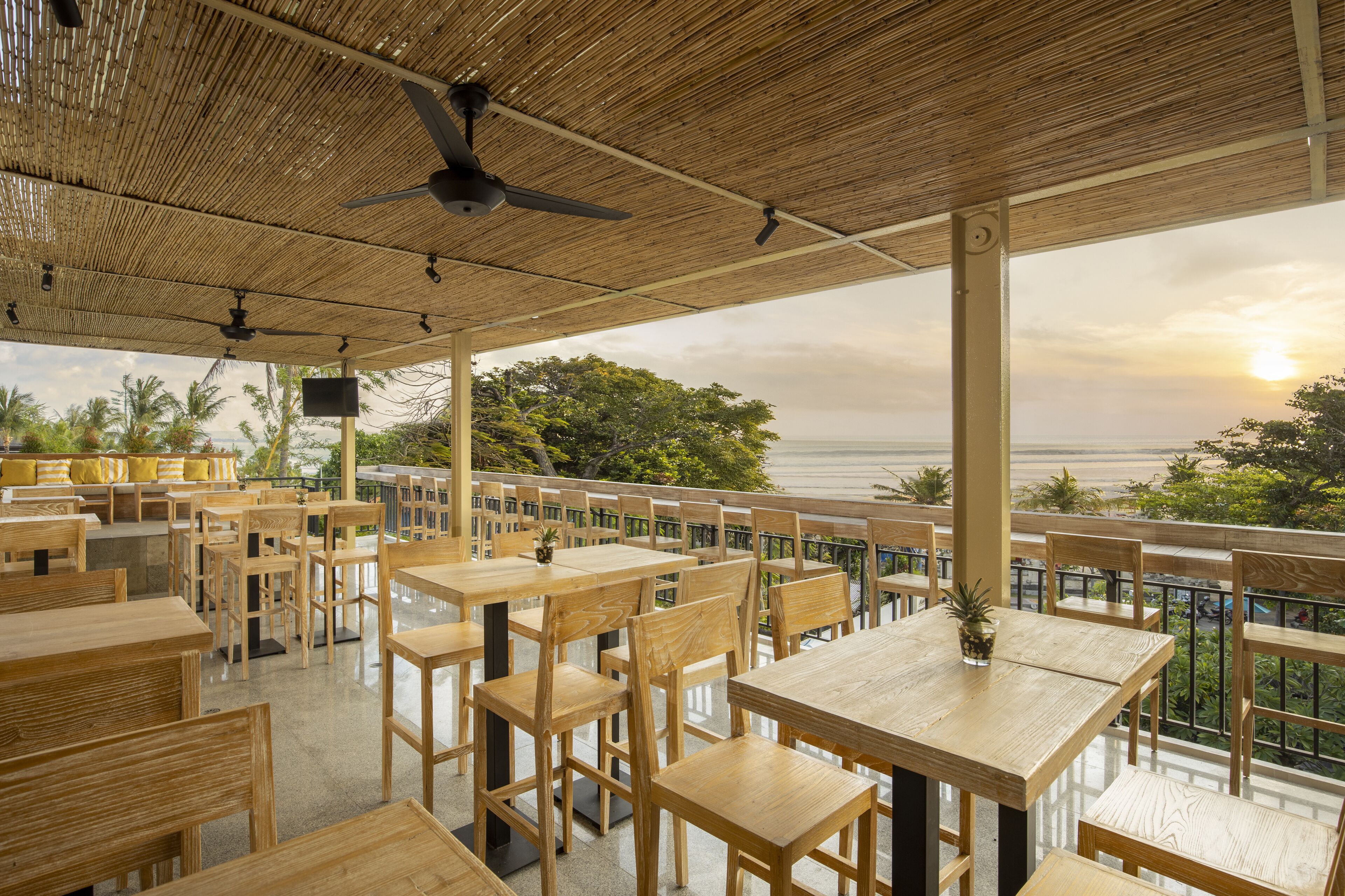 2 bars/lounges, 2 poolside bars