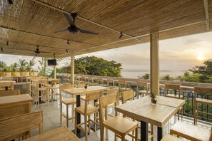 2 barer/lounger og 2 bassengbarer