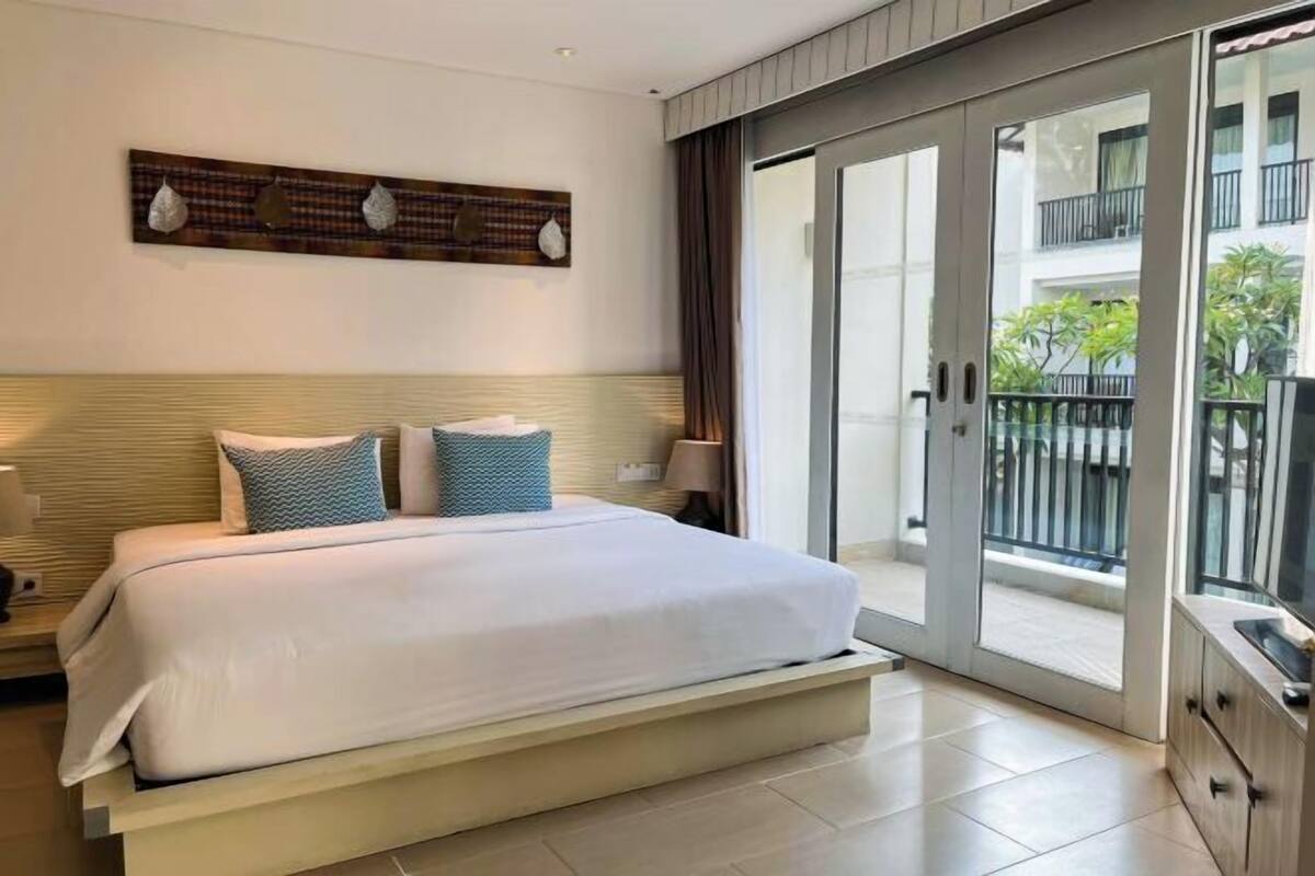 Minibar, in-room safe, desk, iron/ironing board