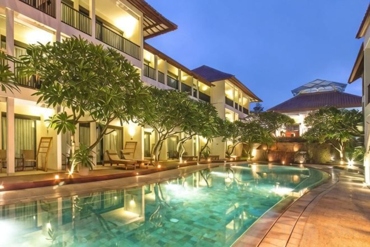 Deluxe Poolside Room