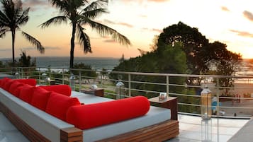 2 bars/lounges, 2 poolside bars