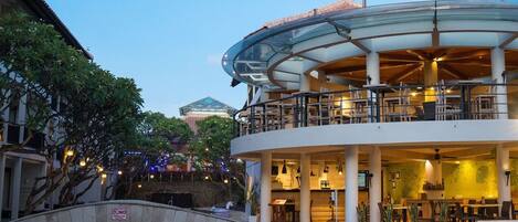 2 restaurantes, se sirven desayunos, comidas y cocina internacional