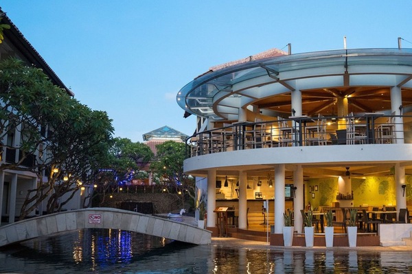 2 restaurants; breakfast, lunch, and dinner served