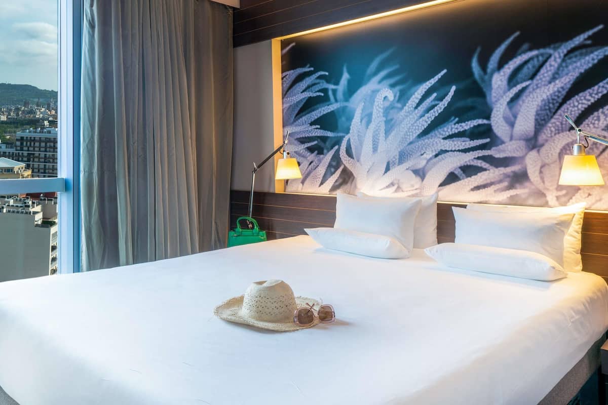 Sviitti, 1 keskisuuri parisänky ja vuodesohva | Allergiatestatut vuodevaatteet, tallelokero huoneessa, työpöytä