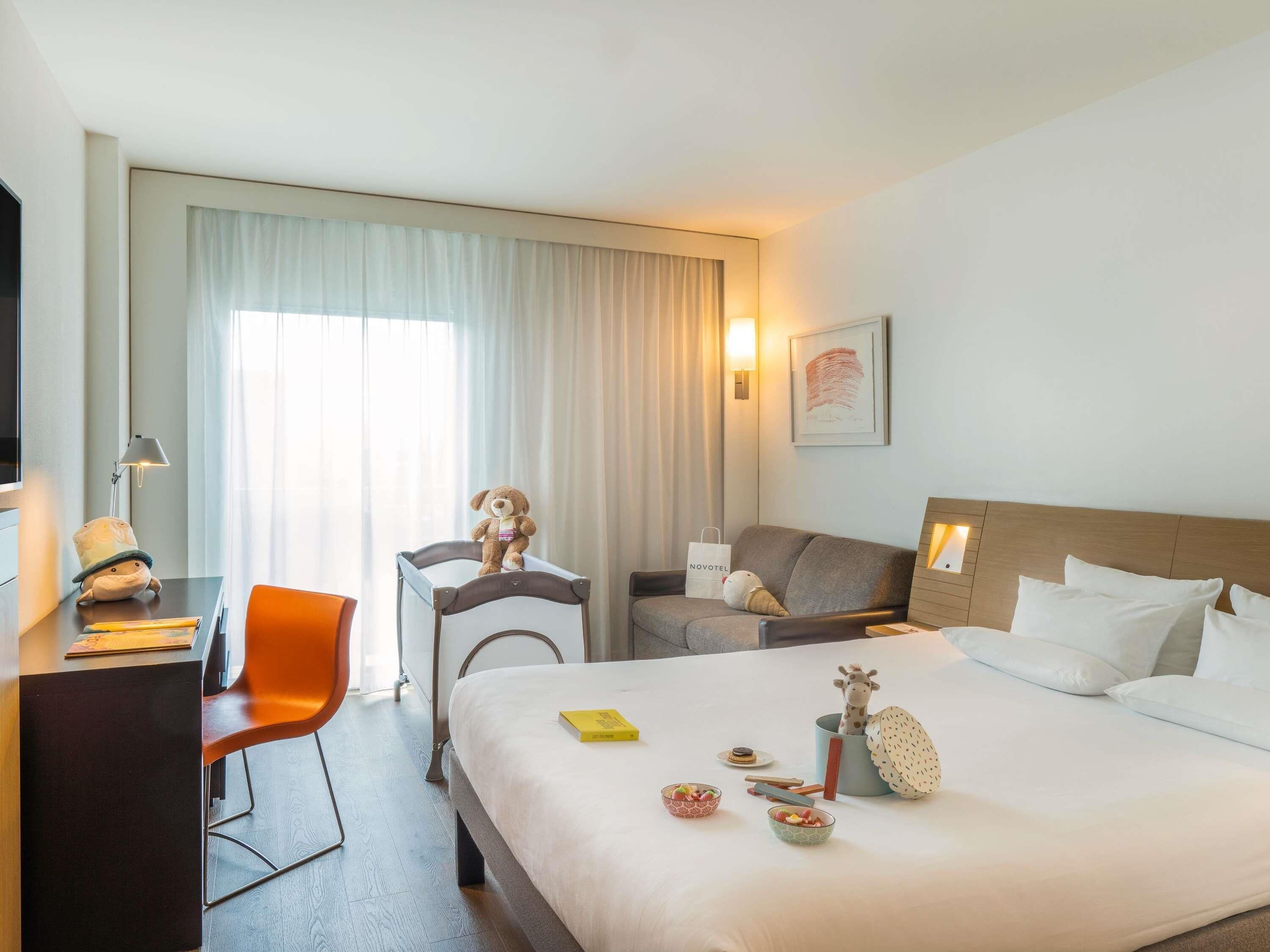 Familierom, 1 queensize-seng med sovesofa | Allergitestet sengetøy, safe på rommet og skrivebord