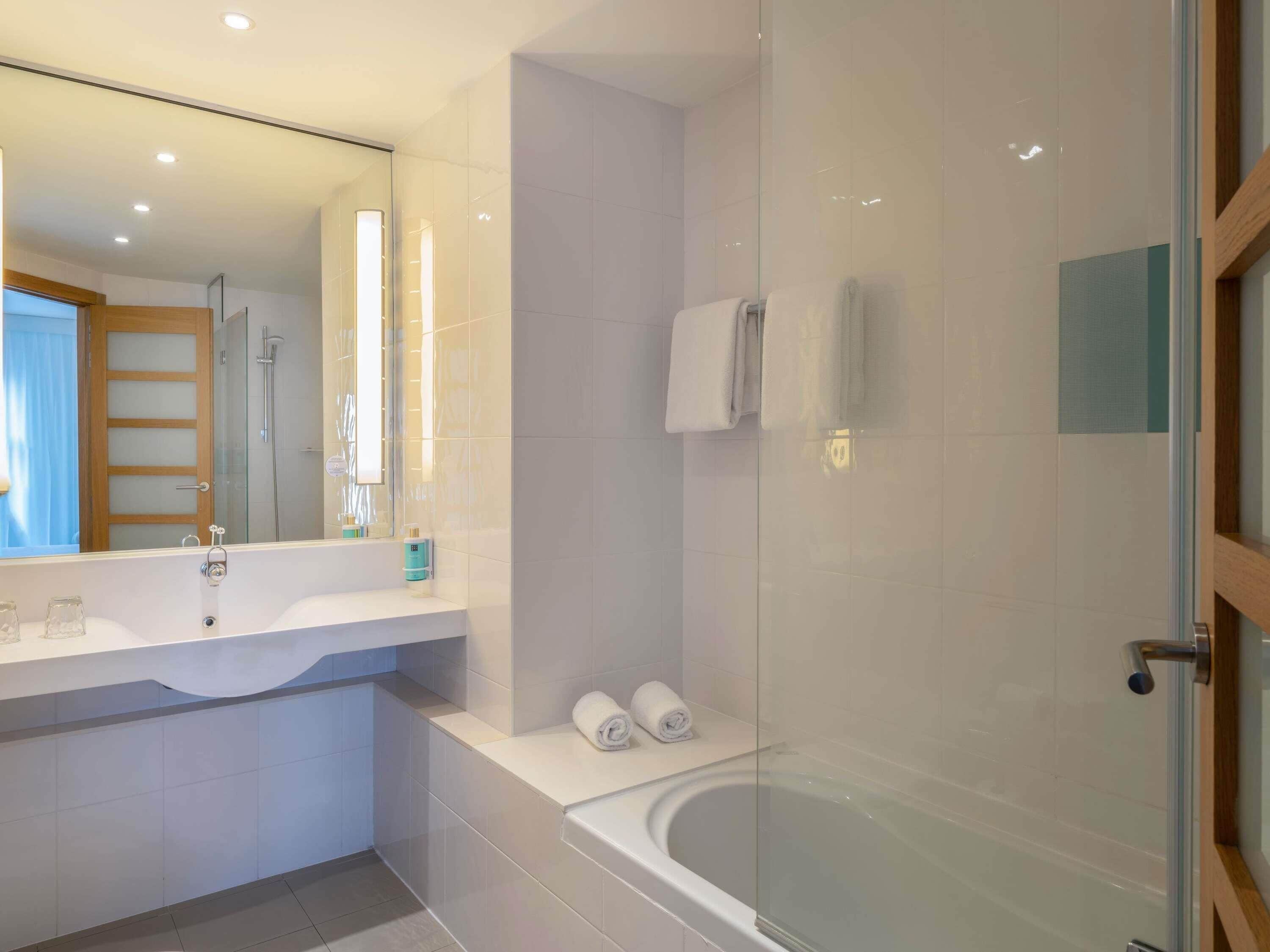 Literie hypoallergénique, coffres-forts dans les chambres, bureau