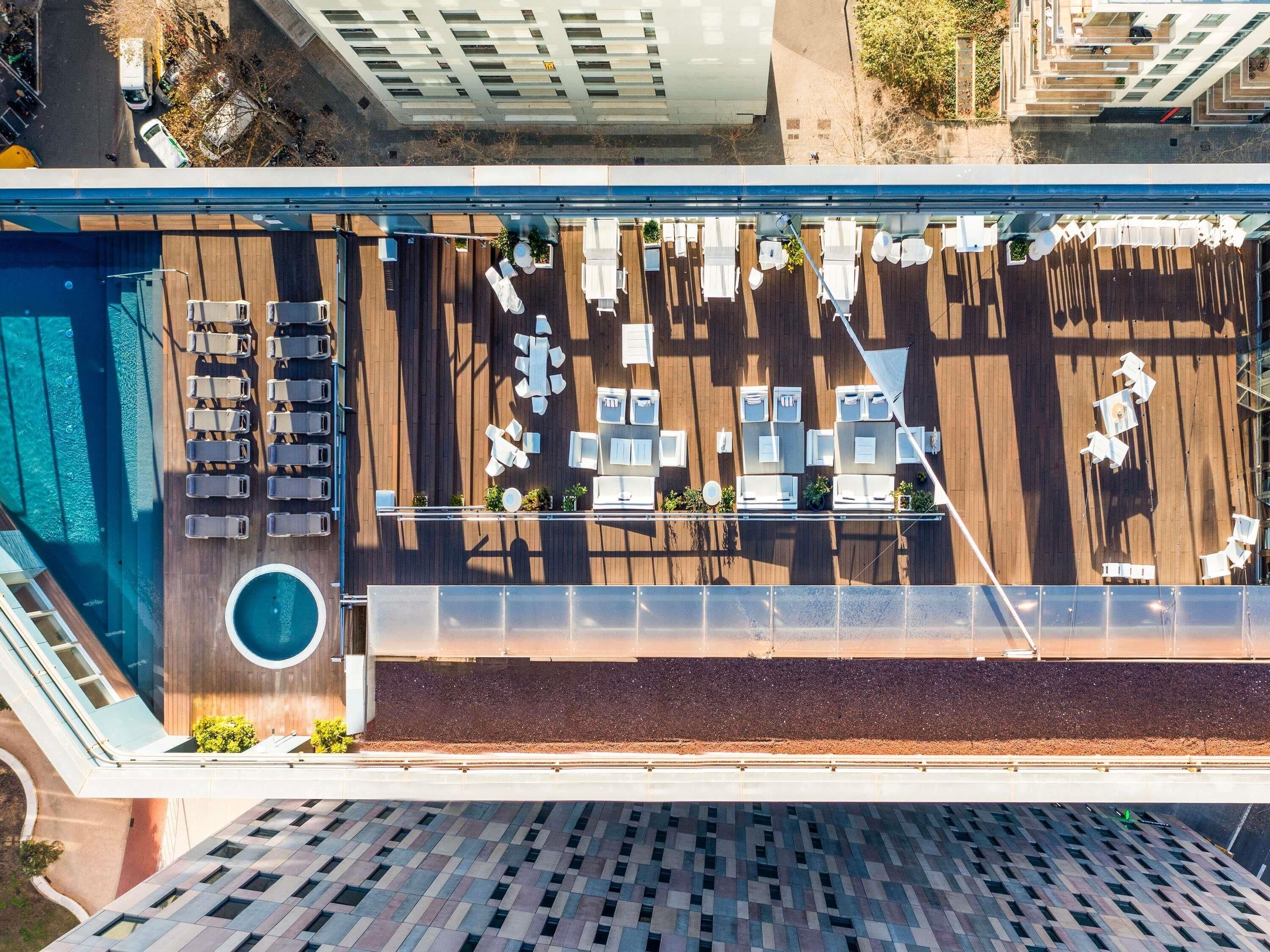 2 bars/lounges, rooftop bar, lobby lounge