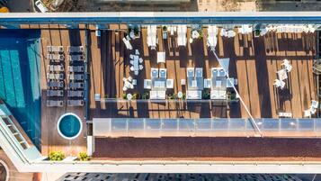 2 bars/lounges, rooftop bar, lobby lounge