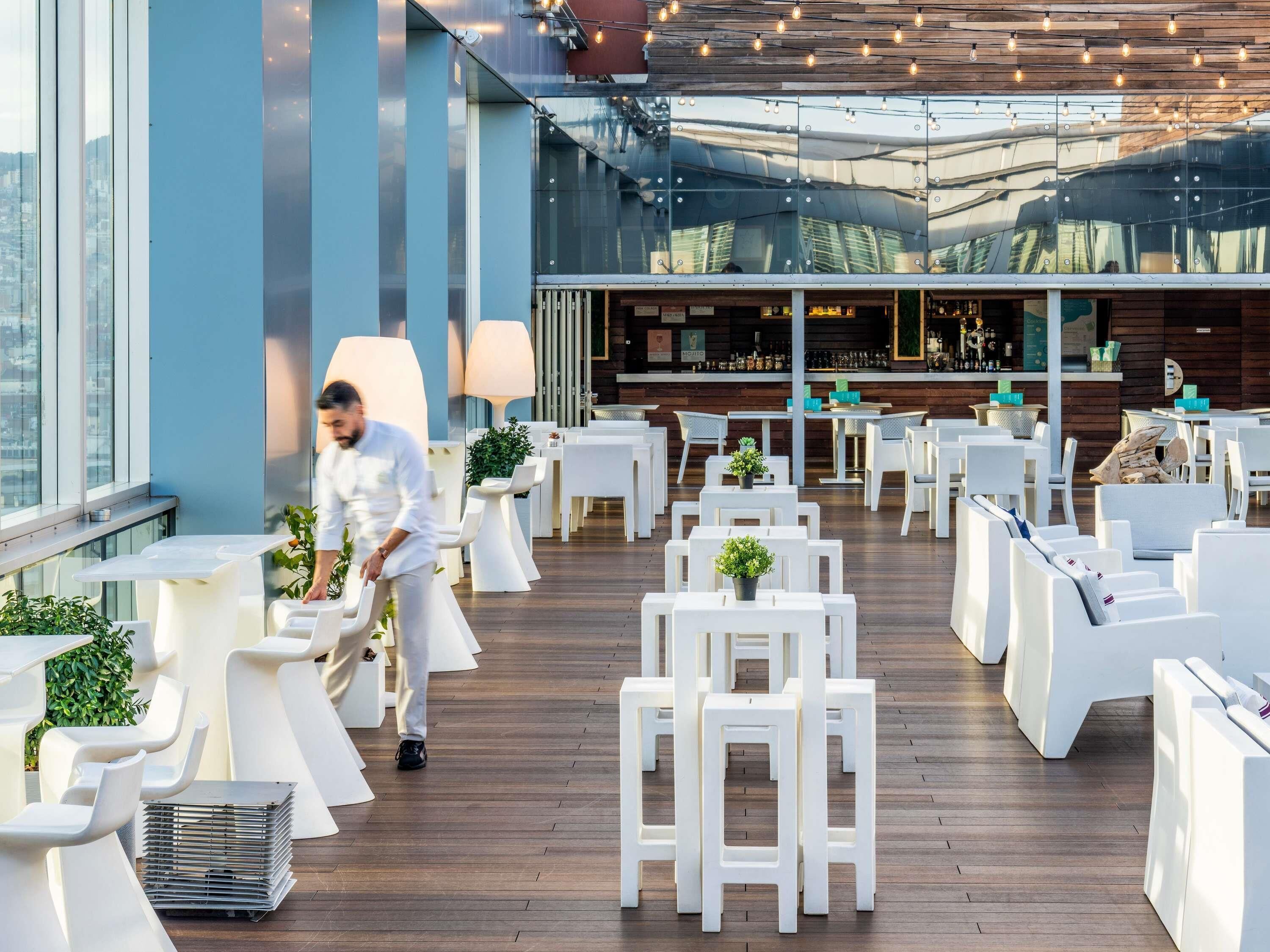 2 bars/lounges, rooftop bar, lobby lounge