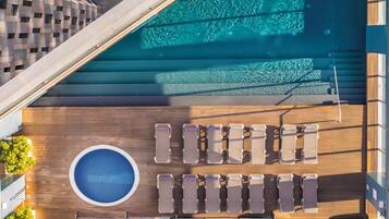Piscine extérieure (ouverte en saison), chaises longues
