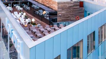 2 bares, 1 bar en la azotea y 1 salón en el vestíbulo