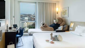 Familiekamer, 1 queensize bed met slaapbank, uitzicht op stad | 1 slaapkamer, hypoallergeen beddengoed, een kluis op de kamer