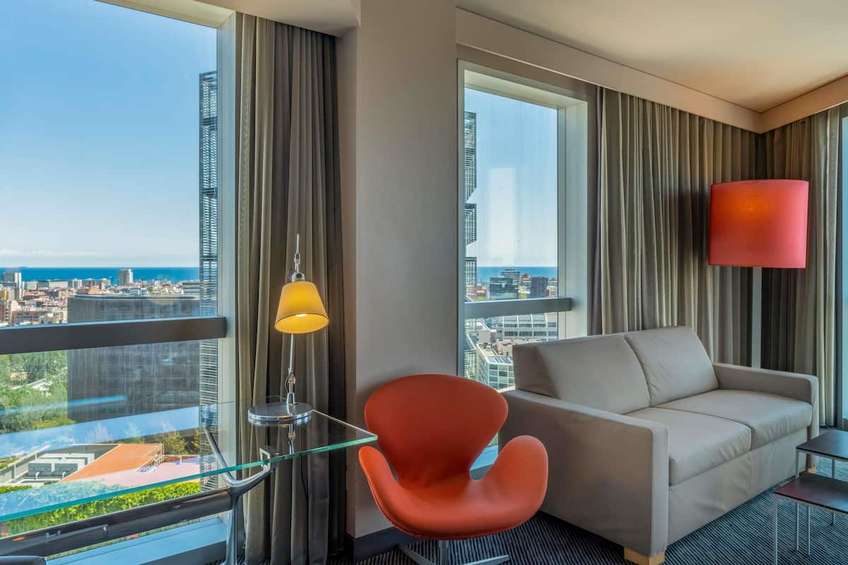 suite, 1 queen bed with sofa bed | 1 bedroom, hypo-allergenic bedding, in-room safe, desk